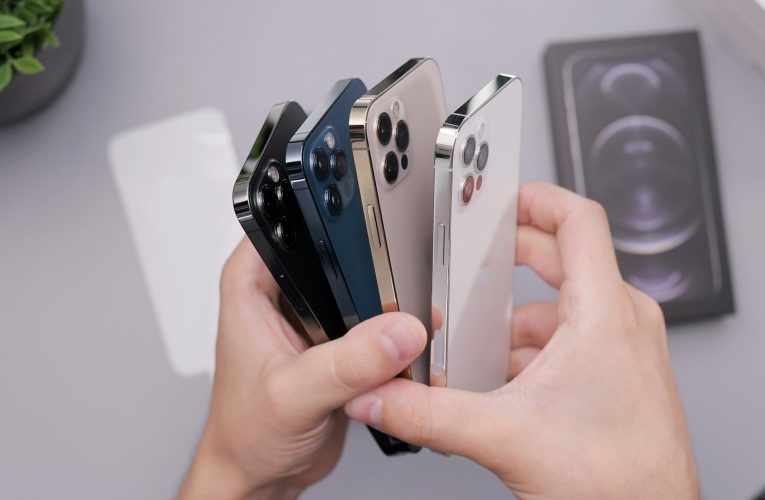 애플의 첫 폴더블 아이폰, 2026년 출시 목표… ‘두 개의 티타늄 아이폰 에어’를 힌지로 연결한 모습